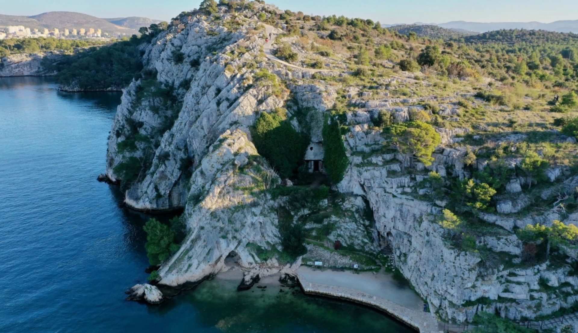 Kroatien: Geheimnisvolle Höhle im Šibenik-Kanal