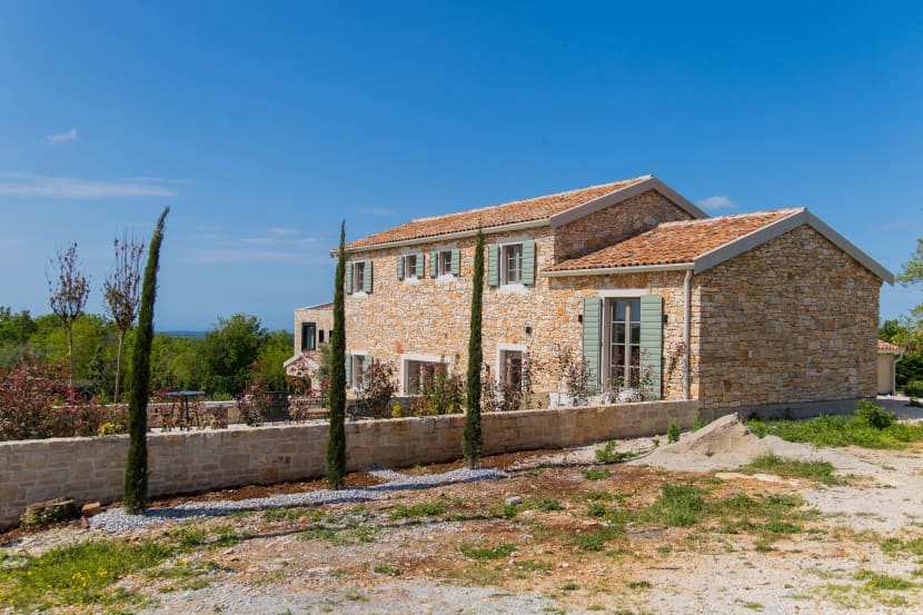 Kroatisches Dorf hat mehr Schwimmbäder als Einwohner!