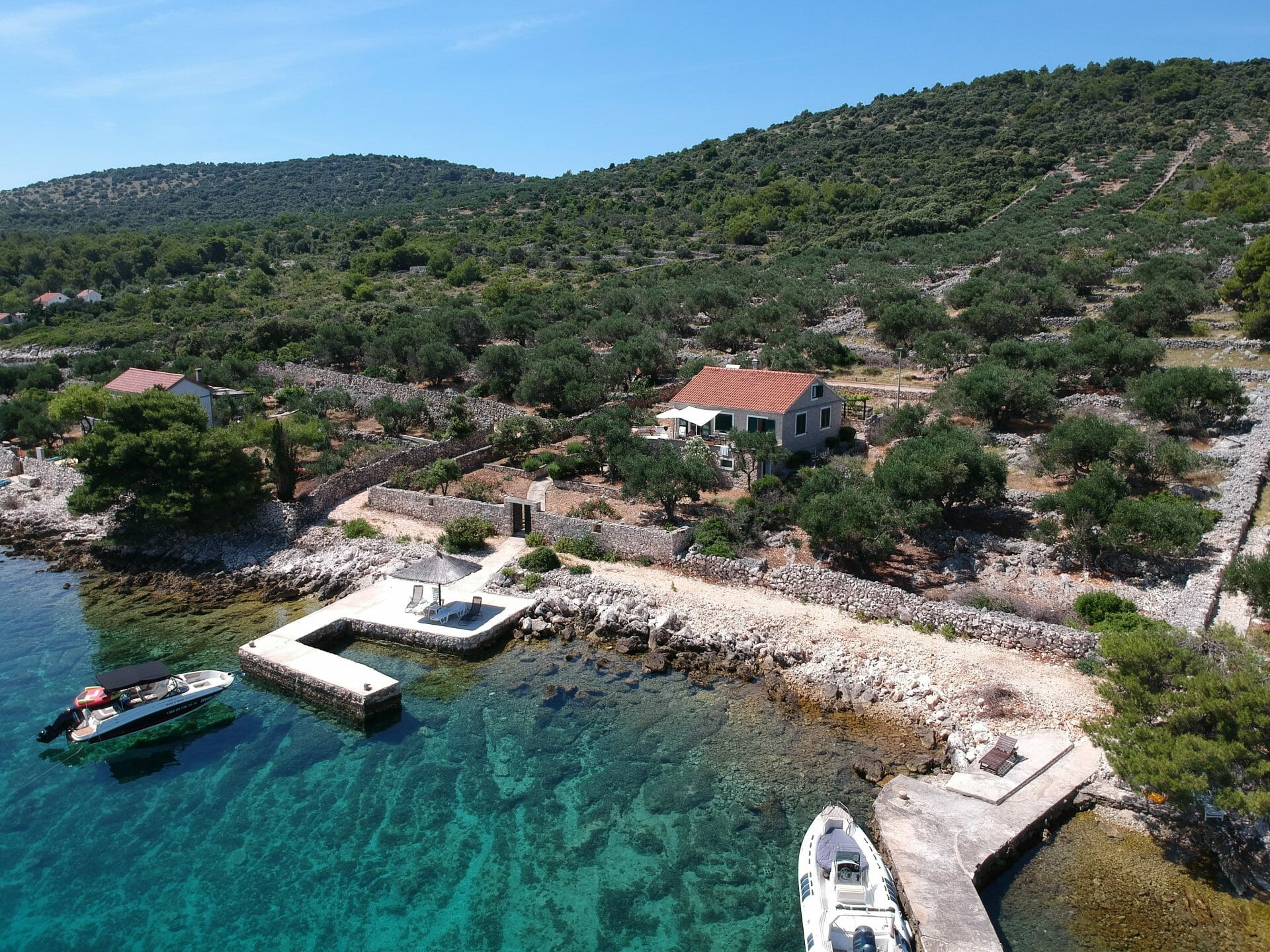 Robinsonhaus mit Mole auf der Insel Žut