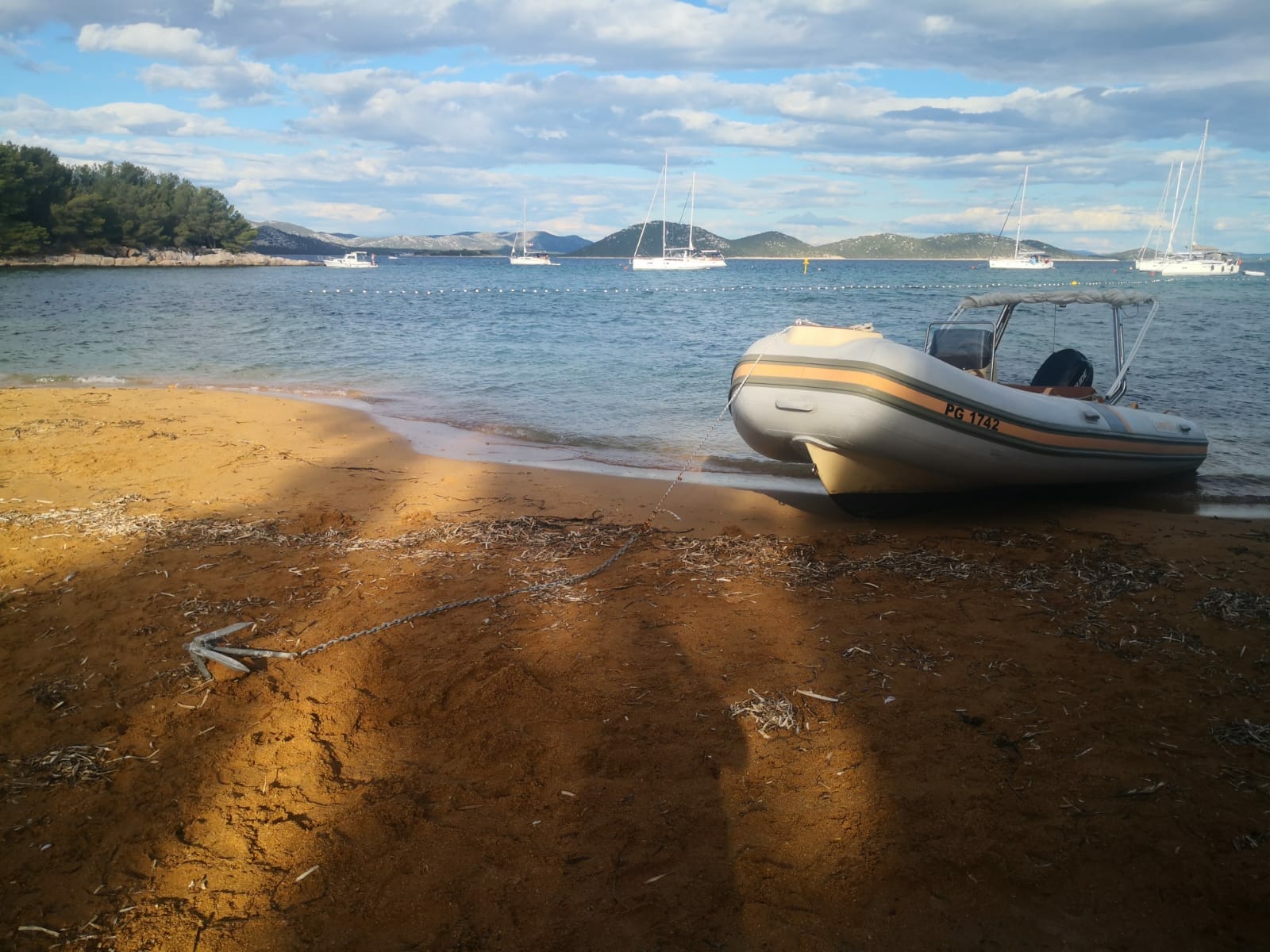 Kroatiens Natur: die rote Erde auf den Inseln