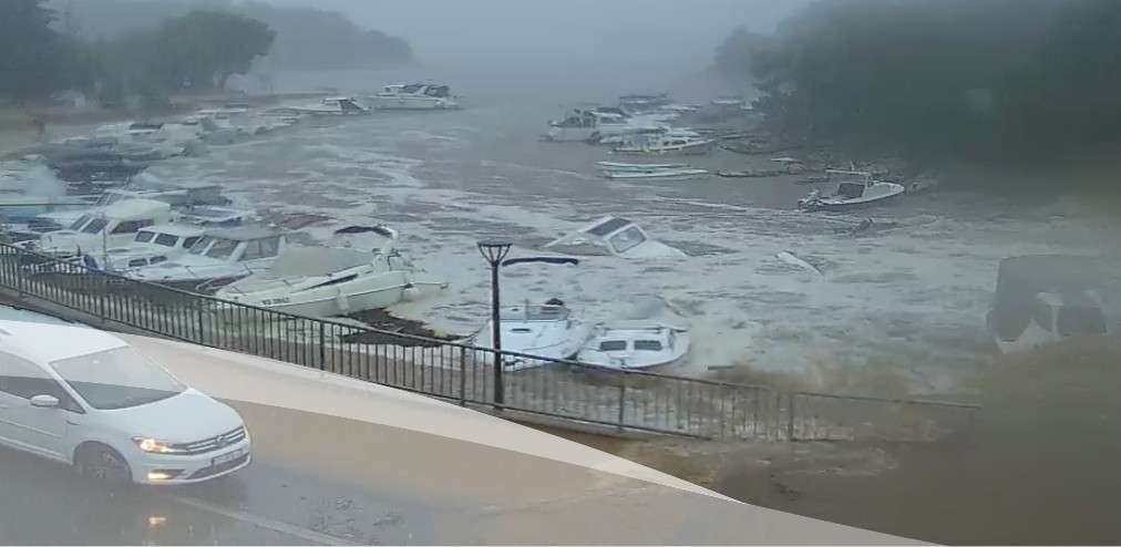 Kroatien: Sintflutartige Regenfälle reißen Boote ins Meer!