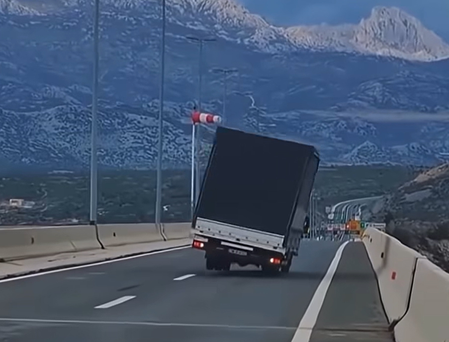 Bora wirft LKW beinahe um – beeindruckendes Video!