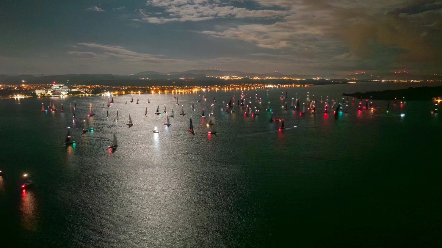 Regatta Jabuka: mehr als hundert Segelboote kämpfen um den Sieg!