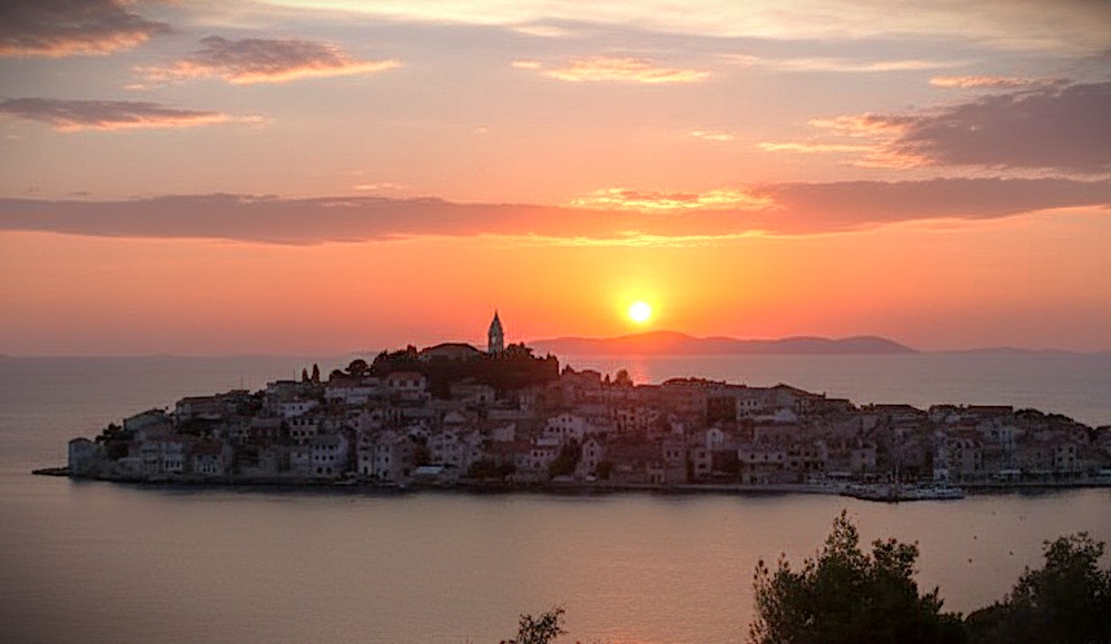 Alter Silvesterbrauch: der Zug der Töpfe durch Primošten!
