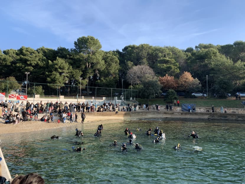 „Opa, dein Bart ist nass, Opa!!!“ – der tauchende Weihnachtsmann von Pula!